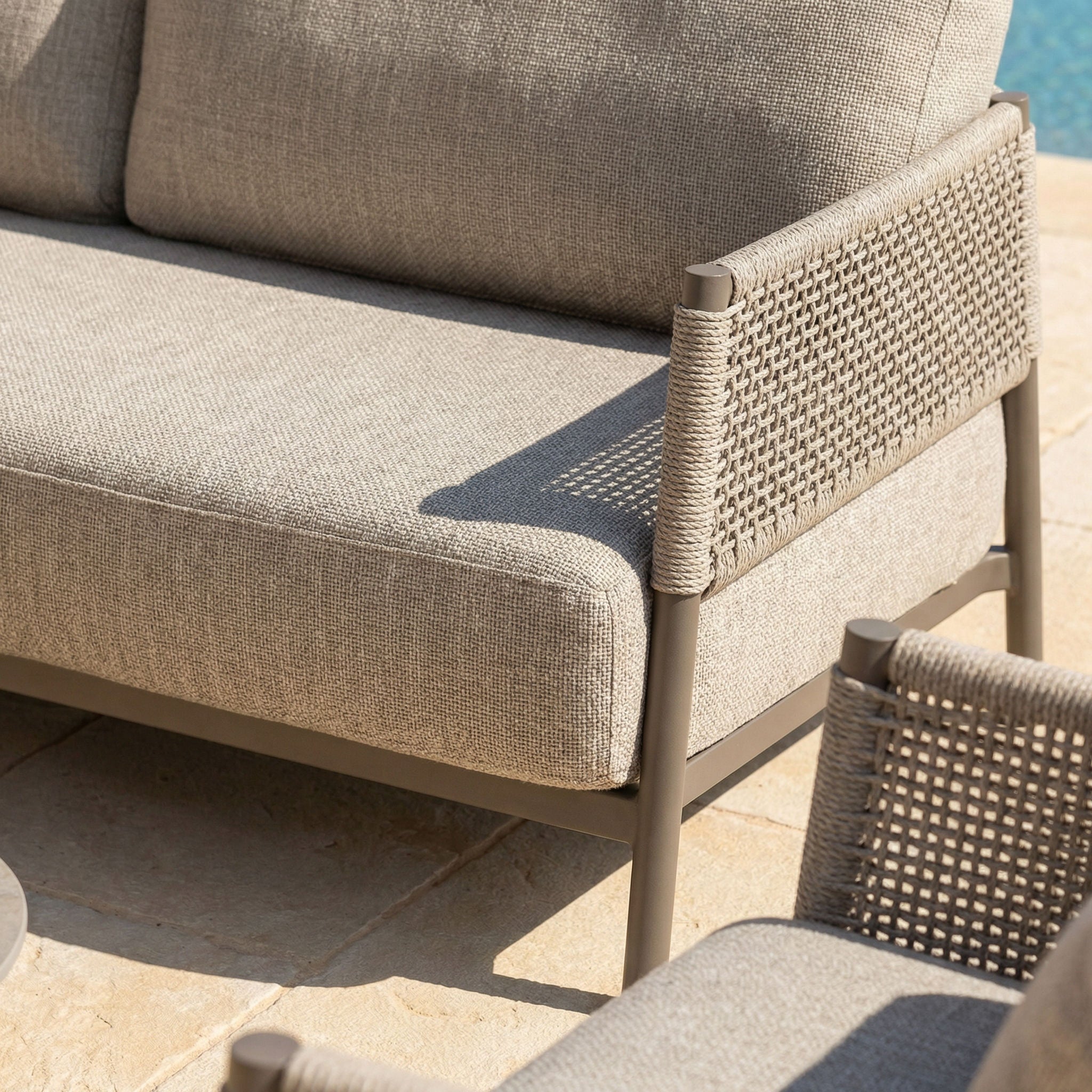 Salon de jardin SOLARA 5 places avec grande table basse et table d’appoint