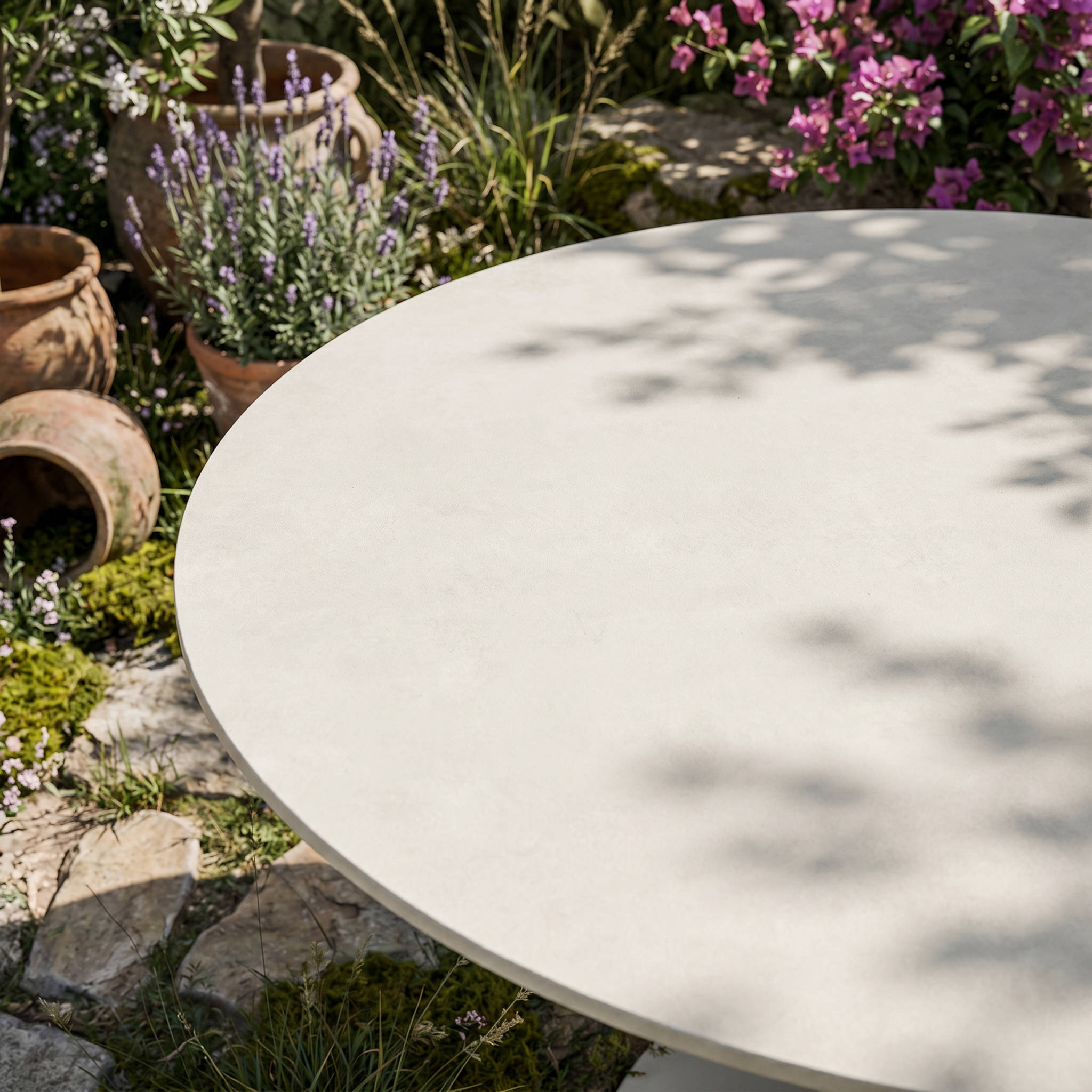 Détail du plateau de la table de jardin ronde Nexa en pierre frittée couleur sable