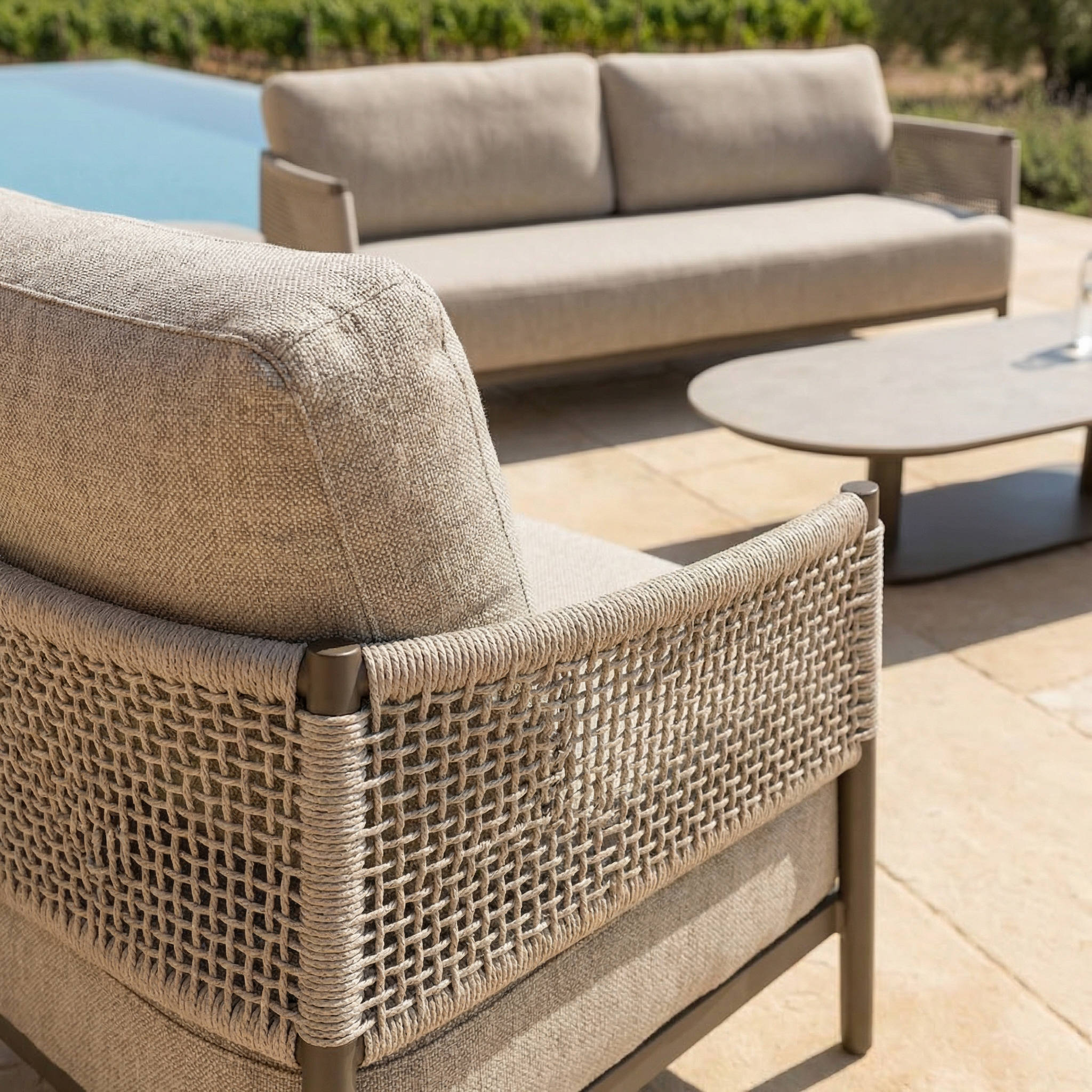 Salon de jardin SOLARA 5 places avec grande table basse et table d’appoint